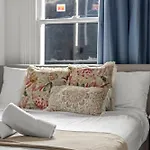 Rustic Double Room - Centrally Located - Shared Bathroom