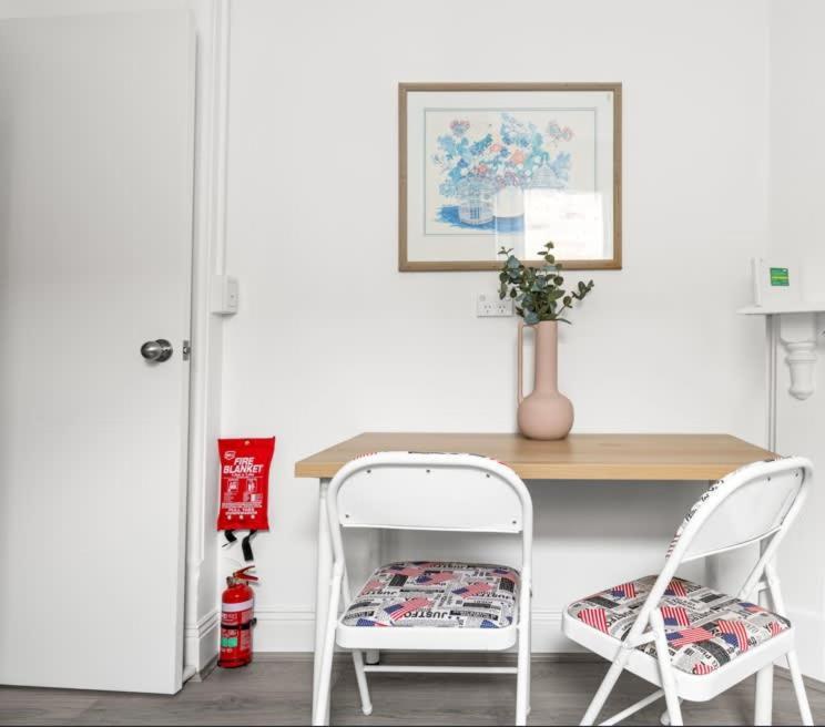 Rustic Double - Centrally Located - Shared Bathroom Guest house *