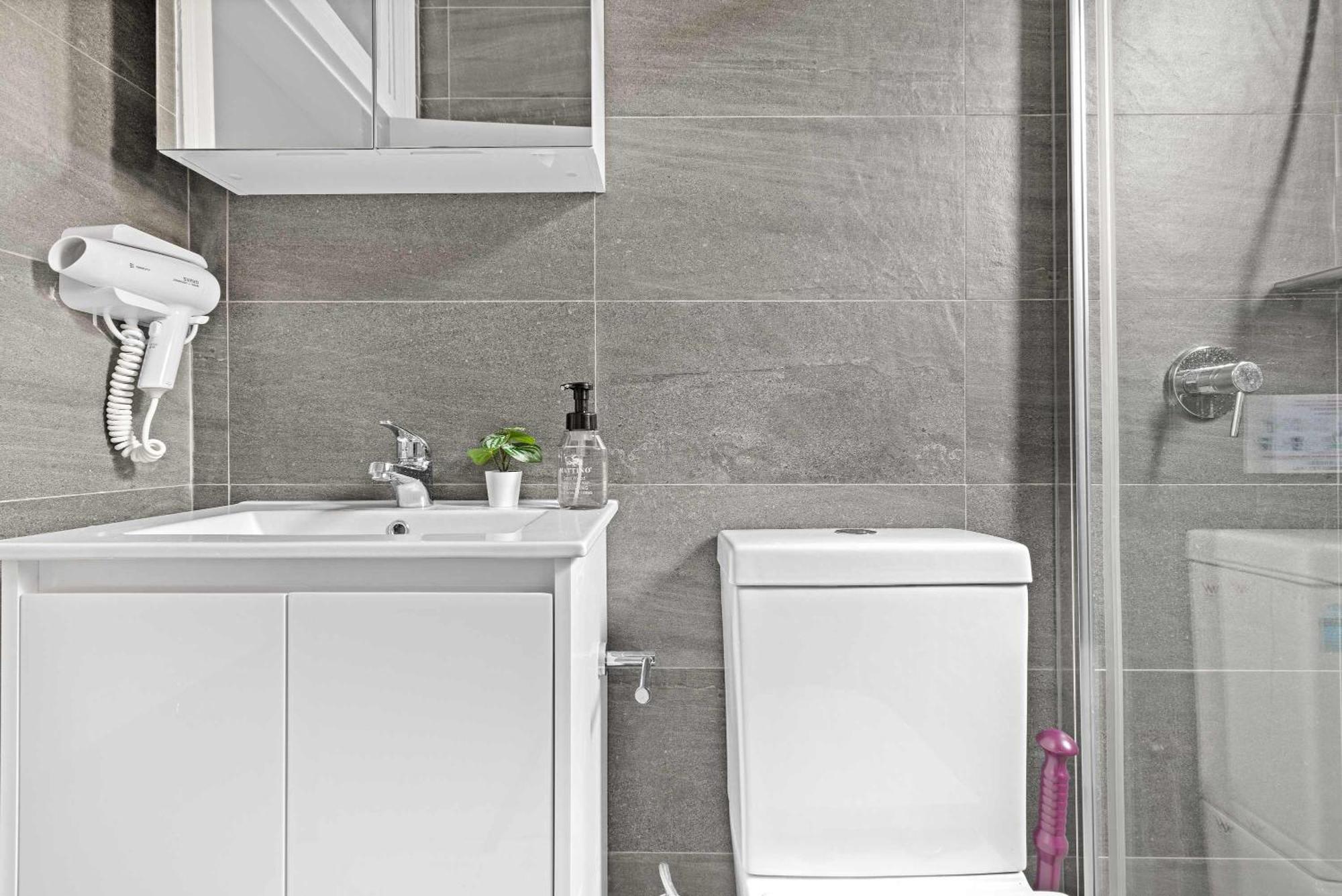 Rustic Double - Centrally Located - Shared Bathroom *
