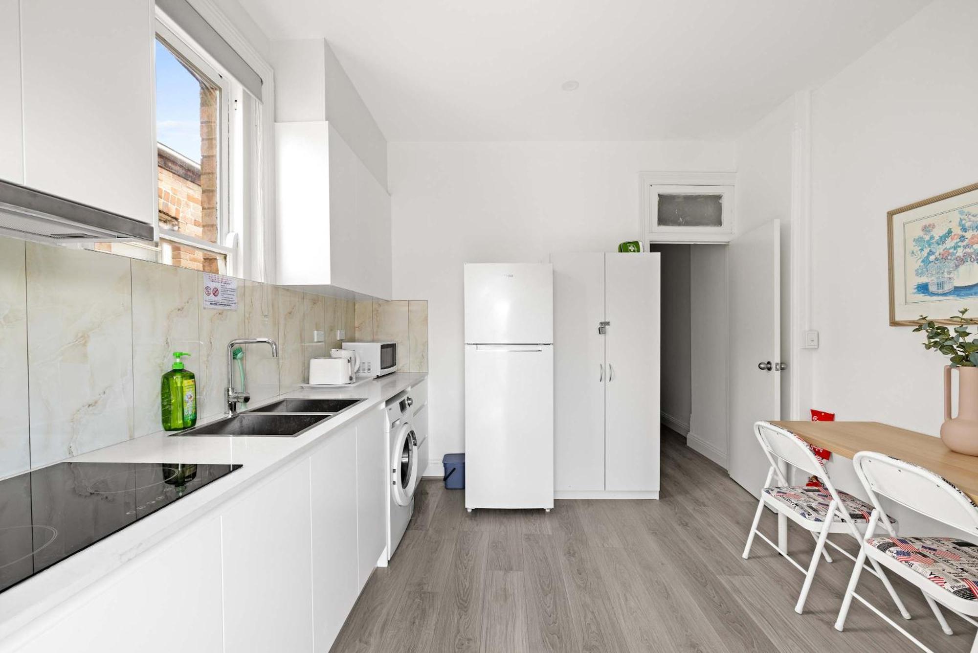 Rustic Double - Centrally Located - Shared Bathroom Guest house *