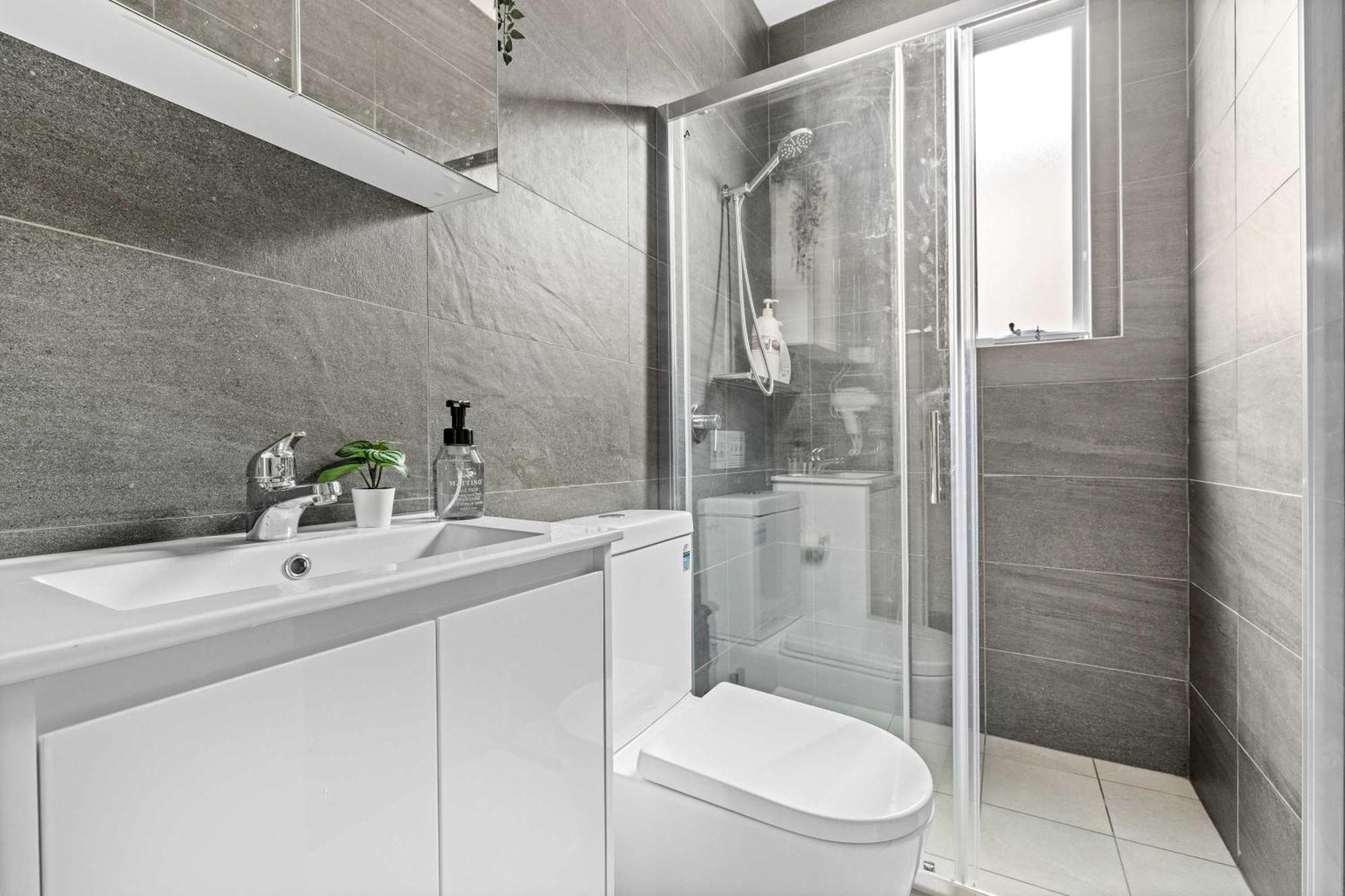 Rustic Double - Centrally Located - Shared Bathroom Guest house *
